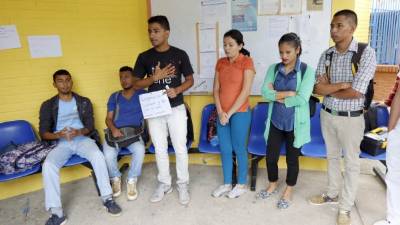Los becarios ayer en una protesta.