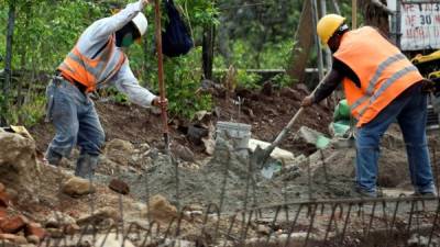 Hombres trabajan en construcción en Tegucigalpa (Honduras). EFE