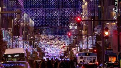 En la imagen, iluminación de la Gran Vía de la capital. EFE/Kiko Huesca