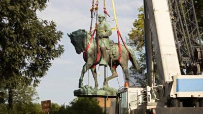 Con la ayuda de una grúa, la estatua ecuestre del general confederado Robert E. Lee, fue retirada de su pedestal en un parque de Charlottesville.