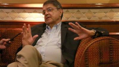 El escritor, novelista y exvicepresidente de Nicaragua Sergio Ramírez, habla durante una entrevista, en Asunción (Paraguay) este miércoles 7 de junio de 2017. EFE