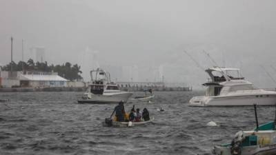 Varios botes y embarcaciones permanecen en el malecón de Acapulco, el cual se encuentra cerrado a la navegación debido a la tormenta tropical Enrique, en Acapulco, estado de Guerrero.