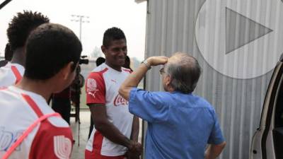 'Chelato' Uclés visitó a los jugadores del Olimpia.