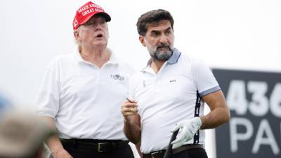 Trump junto a Yasir al-Rumayyan, presidente del fondo soberano de inversión de Arabia Saudí, en su club de golf en New Jersey.