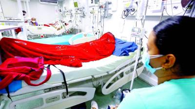 Foto de archivo: una paciente con dengue en un hospital de San Pedro Sula.