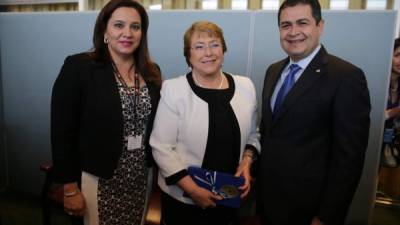 Los gobernantes, que aparecen en esta foto de archivo junto a la primera dama hondureña, Ana de Hernández, ya se reunieron anteriormente en septiembre de 2014.