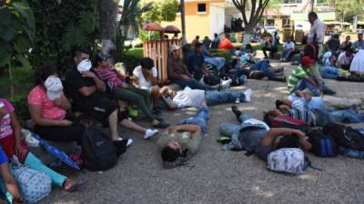 Decenas de migrantes hondureños siguen en la caravana con su objetivo de llegar a Estados Unidos.
