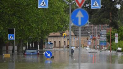 Decenas de personas atrapadas por las inundaciones fueron rescatadas por los equipos de emergencia en Italia.