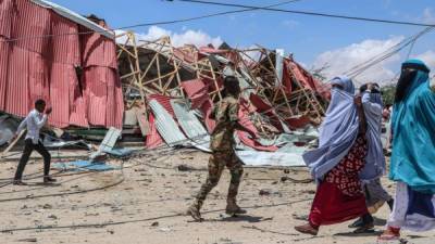 Las tropas que queden en el inestable país del este de África se concentrarán en acciones para combatir el terrorismo. En la foto, las secuelas de un atentado en la ciudad de Mogadiscio, capital de Somalia.