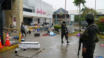 Los saqueadores dejaron la ropa y electrodomésticos tirados en los parqueos de los centros comerciales al ver que la Policía llegaba a evitar el robo en las tiendas.
