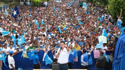 Los nacionalistas abarrotaron las calles de los departamentos de Valle y La Paz el domingo para dar su respaldo al candidato del Partido Nacional, Juan Orlando Hernández.
