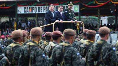 El mandatario Juan O. Hernández participó hoy de la ceremonia de ascensos junto al secretario Samuel Reyes y el Jefe de las Fuerzas Armadas.
