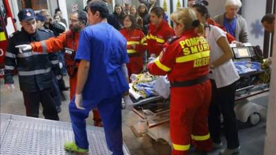 Los servicios de rescate rumanos trasladan a una persona en una ambulancia tras resultar herida.