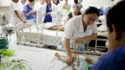 ACOMPAÑA CRÓNICA: HONDURAS DENGUE TEG02 TEGUCIGALPA (HONDURAS) 6/7/2013.- Fotografía de este 5 de julio de 2013 de niños con sospecha de tener dengue siendo atendidos por personal del Hospital Escuela en Tegucigalpa, Honduras. La muerte de diez personas en lo que va de año por dengue hemorrágico ha disparado las alarmas en el país, donde el próximo lunes más de un millón de estudiantes se sumarán a una campaña de prevención y control de esa enfermedad. EFE/Gustavo Amador