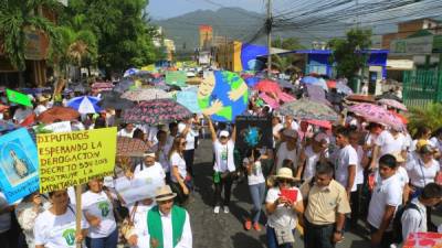 Los feligreses con mensajes alusivos al medio ambiente recorrieron la primera calle.