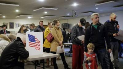 Los estadounidenses votan en las legislativas.