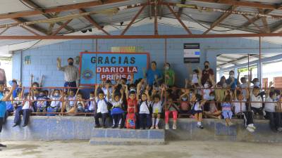 Docentes y alumnos levantan las manos en el escenario del centro, el cual tiene cerámica nueva. Fotos: Moisés Valenzuela