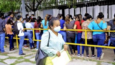 Cientos de personas hacen largas filas afuera de las maquilas de la zona norte con la esperanza de dejar su currículum. Foto: Melvin Cubas.