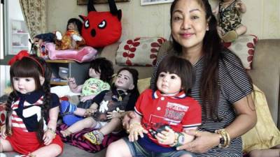 Mananya Boonmee 'Mama Ning', la creadora de los muñecos 'look thep', con supuestos poderes sobrenaturales, posa el pasado 3 de febrero en su vivienda en Nonthaburi, dentro del área metropolitana de Bangkok. EFE