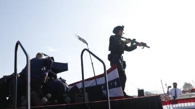 El Servicio Secreto de EEUU enfrenta duras críticas por el fallo de seguridad durante un atentado contra Trump.