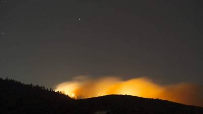 Imagen del incendio que amenaza una de las principales autopistas del Estado.