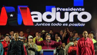 Venezuelan President Nicolas Maduro (C) speaks to supporters after the National Electoral Council (CNE) announced the results of the voting on election day in Venezuela, on May 20, 2018 in Caracas.President Nicolas Maduro was declared winner of Venezuela's election Sunday in a poll rejected as invalid by his rivals, who called for fresh elections to be held later this year. With more than 90 percent of the votes counted, Maduro had 67.7 percent of the vote, with his main rival Henri Falcon taking 21.2 percent, the National Election Council chief Tibisay Lucena announced. / AFP PHOTO / Federico PARRA