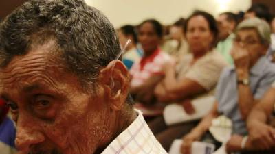 uno de los pacientes porta un aparato para escuchar.