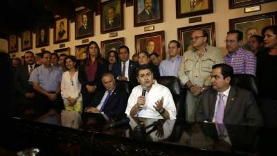 El presidente Juan Orlando Hernández entregó al Congreso Nacional el decreto ejecutivo del plebiscito para la Policía Militar.