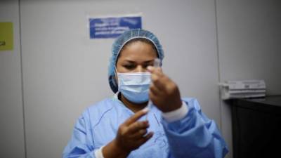 Una enfermera prepara una dosis de vacuna contra la covid-19 en un centro de salud en San Salvador (El Salvador). EFE/Rodrigo Sura/