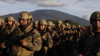 Miles de efectivos militares son presentados hoy como parte del Plan Control Territorial para tareas de seguridad pública, en Ciudad Arce (El Salvador).