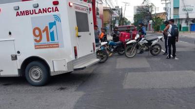Una ambulancia del 911 llegó a dar los primeros auxilios.