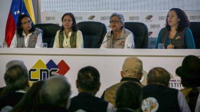 La presidenta del Consejo Nacional Electoral (CNE), Tibisay Lucena (c), habla a la prensa para presentar el primer informe de las elecciones de la Asamblea Nacional Constituyente celebradas este domingo 30 de julio en Venezuela. EFE