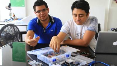 Carlos Rubí y Danny Valladares son dos jóvenes desarrolladores de proyectos con Arduino. Foto: Franklyn Muñoz