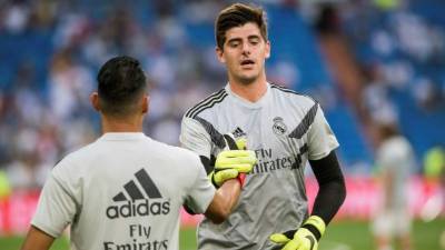 GRAF4099. MADRID, 01/09/2018.- El portero belga del Real Madrid Thibaut Courtois (d) saluda a su compañero, el costarricense Keylor Navas, antes del partido de la tercera jornada de Liga en Primera División que Real Madrid y Leganés juegan esta noche en el estadio Santiago Bernabéu, en Madrid. EFE/Rodrigo Jiménez