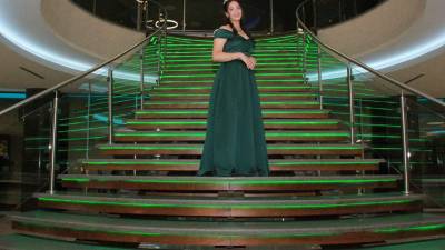 La agasajada Karla Mejía lució un elegante vestido verde y una brillante corona.