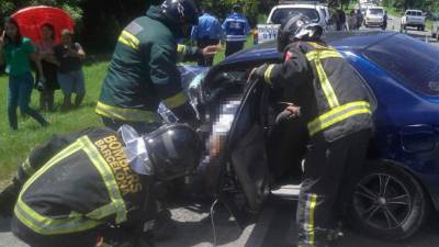 Los bomberos liberaron el cadáver de Oliver Diamond que quedó atrapado en el amasijo de hierro de su vehículo.