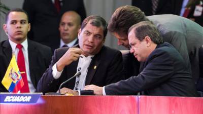 El presidente de Ecuador, Rafael Correa (i), acompañado del canciller ecuatoriano Ricardo Patiño, participan en la instalación de la II Cumbre Alba-PetroCaribe, en Caracas (Venezuela). EFE