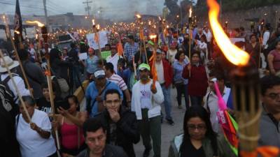 En los últimos viernes, los ciudadanos que apoyan la causa de los indignados salen a marchar con antorchas encendidas.