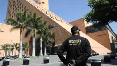 Fotografía fechada el 13 de abril del 2020, que muestra a elementos de seguridad vigilando centros comerciales en Ciudad de México (México). EFE/Sáshenka Gutiérrez