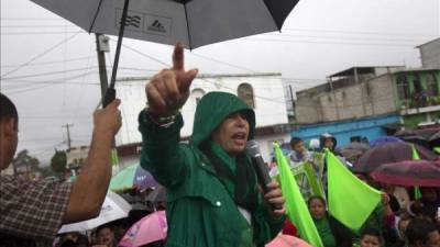 La exprimera dama Sandra Torres, candidata por el partido Unidad Nacional de la Esperanza (UNE), habla durante un evento político. EFE