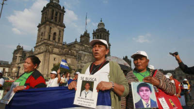Un grupo de madres centroamericanas procedentes de Honduras, El Salvador, Guatemala y Nicaragua marchan con fotografías de sus familiares desaparecidos hoy, miércoles 11 de diciembre de 2013, en la plaza central de Ciudad de México (México).