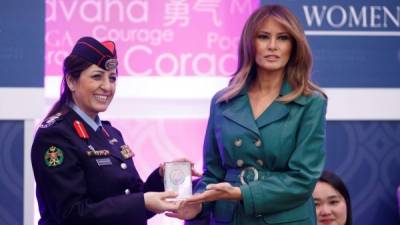 Melania Trump entregó uno de los galardones de la gala a la coronel jordana Khalida Khalaf Hanna al-Twal./EFE.