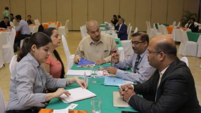 Empresarios nacionales conversan con empresarios de la India en misión comercial realizada por la CCIC el año pasado. Foto: Melvin Cubas.