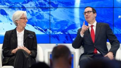Mnuchin (derecha), compartió tribuna en Davos con Christine Lagarde, directora gerente del Fondo Monetario Internacional (FMI).
