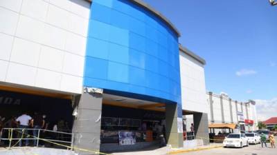 En el primer nivel del edificio de Híper Antorcha estará la tienda Walmart. Fotos: Franklin Muñoz. y Dicoma.