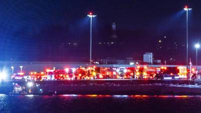Equipos de rescate se reunieron para responder a un accidente aéreo en el río Potomac, cerca del Aeropuerto Nacional Ronald Reagan en Washington, DC. EFE/EPA/JIM LO SCALZO