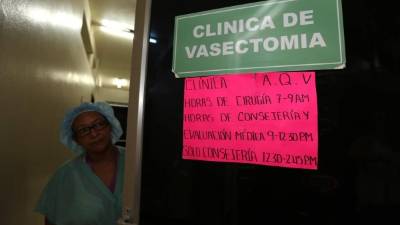 Antes de la cirugía, el personal de Salud ofrece consejerías a los varones.