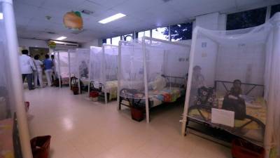 A las salas pediátricas de los hospitales siguen llegando enfermos con dengue.