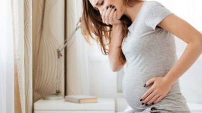 Una mujer embarazada puede presentar complicaciones durante el eclipse solar.