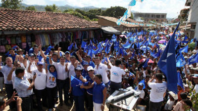 El candidato del Partido Nacional, Juan Orlando Hernández, durante su visita a uno de los municipios de El Paraíso.